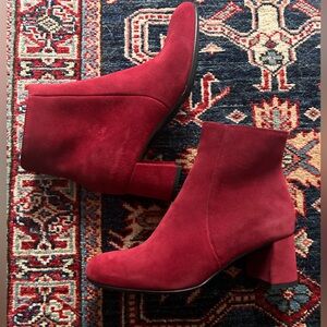 Le Canadienne Suede Red boots (size 8)